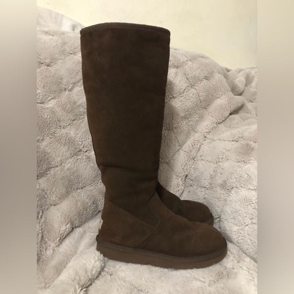 Rare Ugg Sunrise knee length sheepskin ladies boots. Dark brown color.Size US 7 - Picture 3 of 6